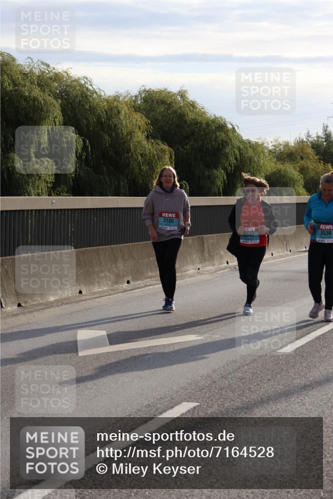 03.10.2024 - Köhlbrandbrückenlauf Miley Keyser http://msf.ph/oto/7164528 03.10.2024 09:26:25 Position 3 3180, 3536, 3042 meine-sportfotos.de