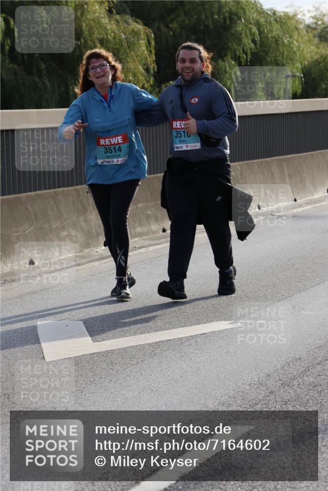 03.10.2024 - Köhlbrandbrückenlauf Miley Keyser http://msf.ph/oto/7164602 03.10.2024 09:26:48 Position 3 3514, 3516 meine-sportfotos.de