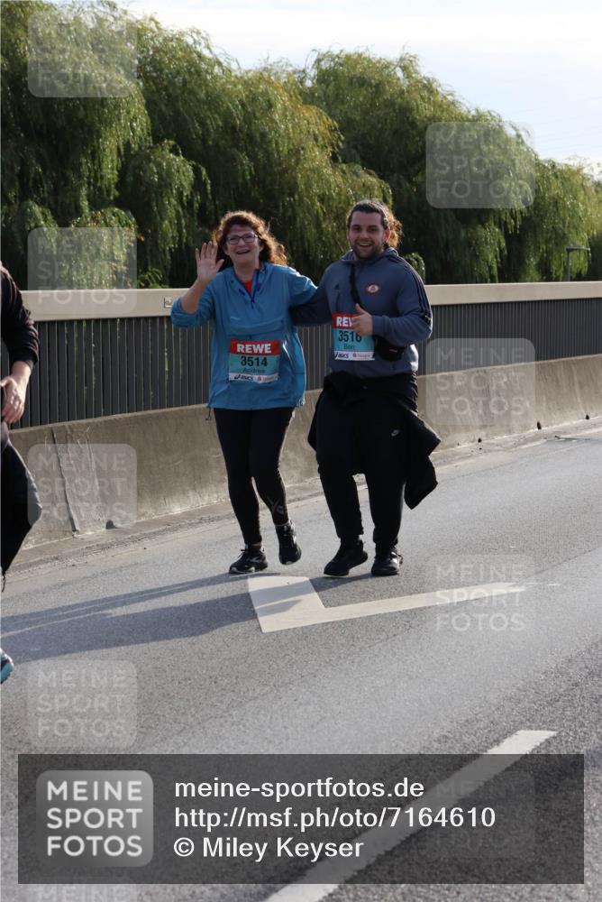 03.10.2024 - Köhlbrandbrückenlauf Miley Keyser http://msf.ph/oto/7164610 03.10.2024 09:26:48 Position 3 3514, 3516 meine-sportfotos.de