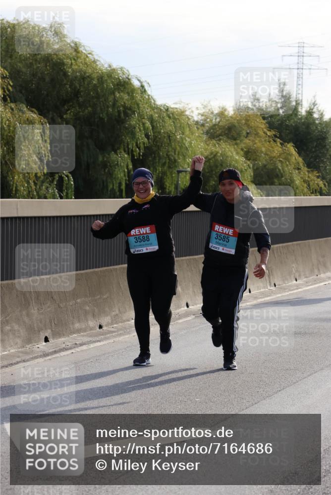 03.10.2024 - Köhlbrandbrückenlauf Miley Keyser http://msf.ph/oto/7164686 03.10.2024 09:27:04 Position 3 3588, 3585 meine-sportfotos.de