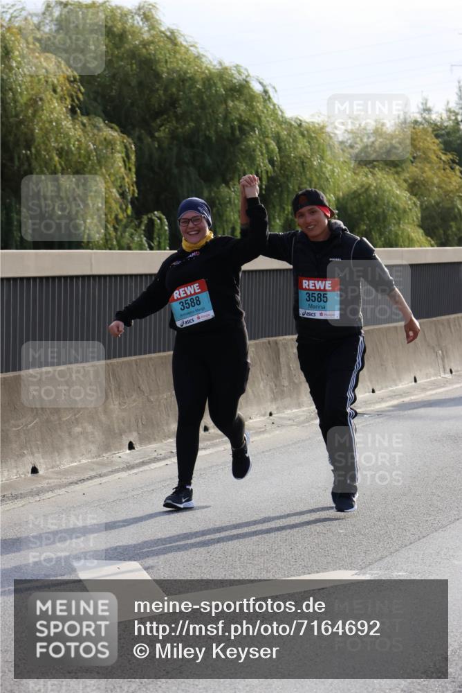 03.10.2024 - Köhlbrandbrückenlauf Miley Keyser http://msf.ph/oto/7164692 03.10.2024 09:27:04 Position 3 3588, 3585 meine-sportfotos.de