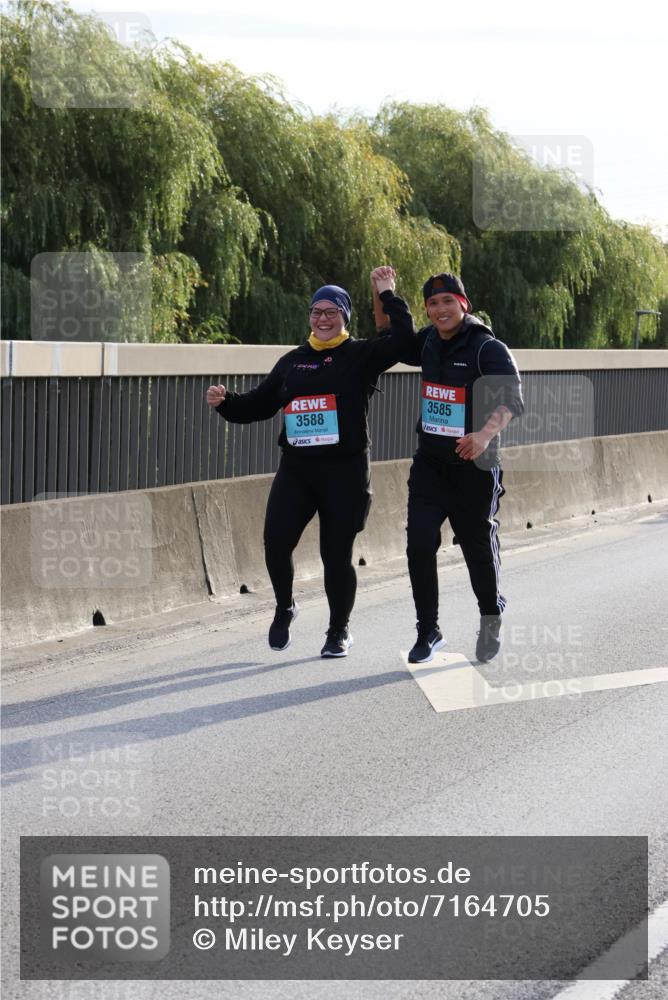 03.10.2024 - Köhlbrandbrückenlauf Miley Keyser http://msf.ph/oto/7164705 03.10.2024 09:27:05 Position 3 3588, 3585 meine-sportfotos.de