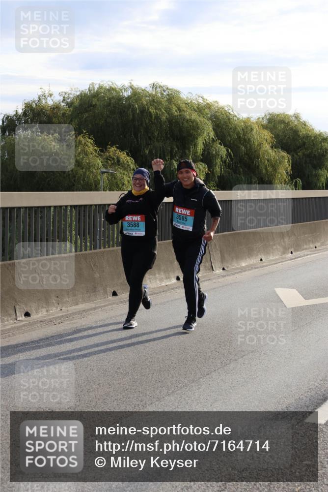 03.10.2024 - Köhlbrandbrückenlauf Miley Keyser http://msf.ph/oto/7164714 03.10.2024 09:27:06 Position 3 3588, 3585 meine-sportfotos.de