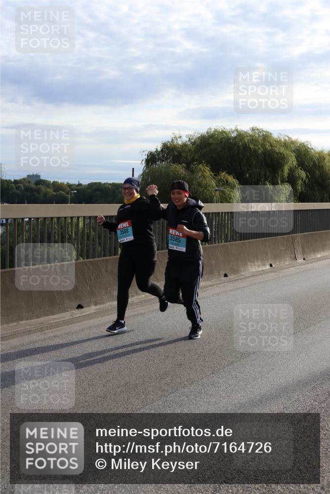 03.10.2024 - Köhlbrandbrückenlauf Miley Keyser http://msf.ph/oto/7164726 03.10.2024 09:27:07 Position 3 3588, 3585 meine-sportfotos.de