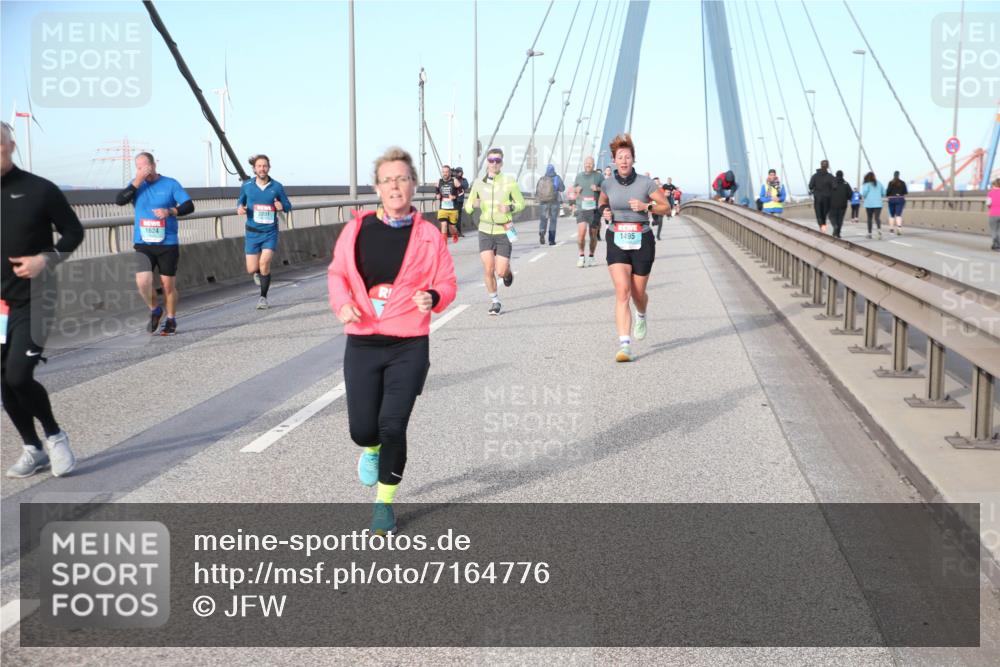 03.10.2024 - Köhlbrandbrückenlauf Jannik Wohlers http://msf.ph/oto/7164776 03.10.2024 09:41:43 Position 2 1624, 2001, 1495 meine-sportfotos.de