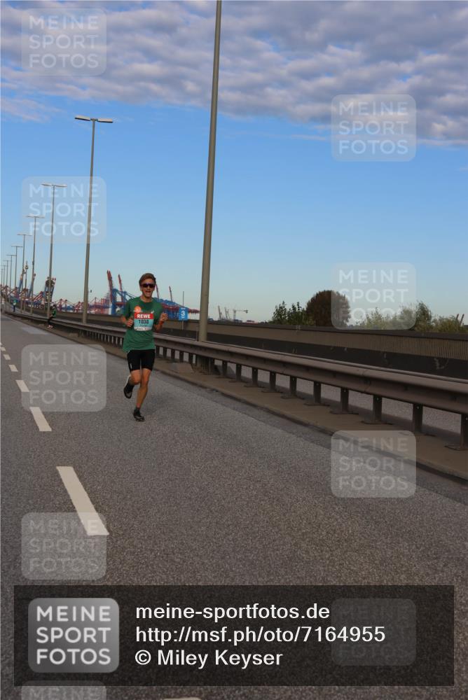 03.10.2024 - Köhlbrandbrückenlauf Miley Keyser http://msf.ph/oto/7164955 03.10.2024 09:33:44 Position 3 1038 meine-sportfotos.de