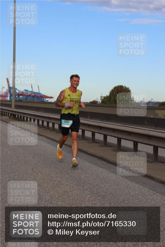 03.10.2024 - Köhlbrandbrückenlauf Miley Keyser http://msf.ph/oto/7165330 03.10.2024 09:36:08 Position 3 100, 1042 meine-sportfotos.de