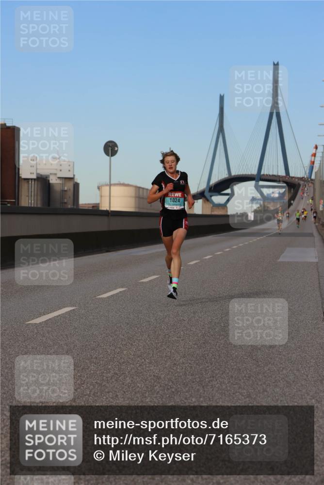 03.10.2024 - Köhlbrandbrückenlauf Miley Keyser http://msf.ph/oto/7165373 03.10.2024 09:36:34 Position 3 1024 meine-sportfotos.de