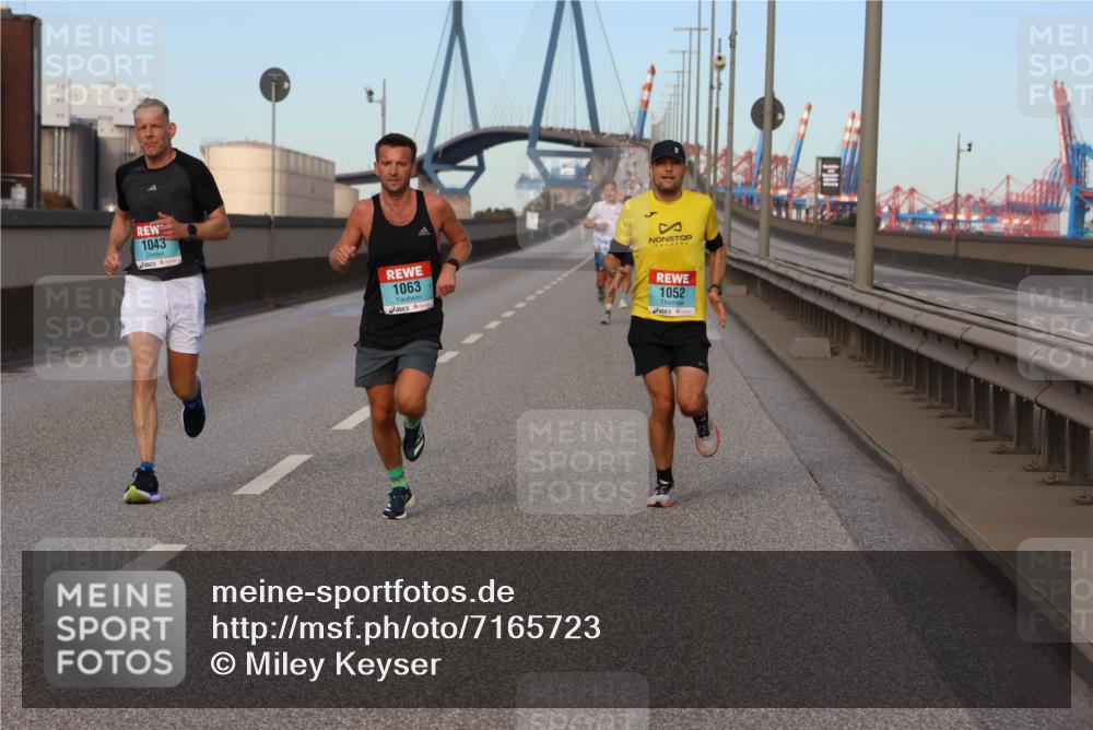 03.10.2024 - Köhlbrandbrückenlauf Miley Keyser http://msf.ph/oto/7165723 03.10.2024 09:37:34 Position 3 1043, 1063, 1052 meine-sportfotos.de