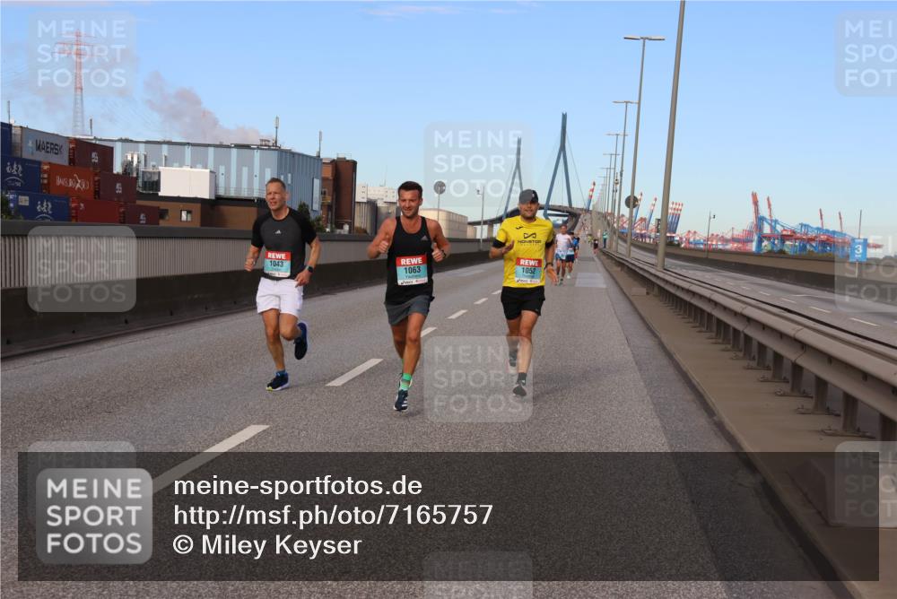 03.10.2024 - Köhlbrandbrückenlauf Miley Keyser http://msf.ph/oto/7165757 03.10.2024 09:37:35 Position 3 1043, 1063, 1052 meine-sportfotos.de