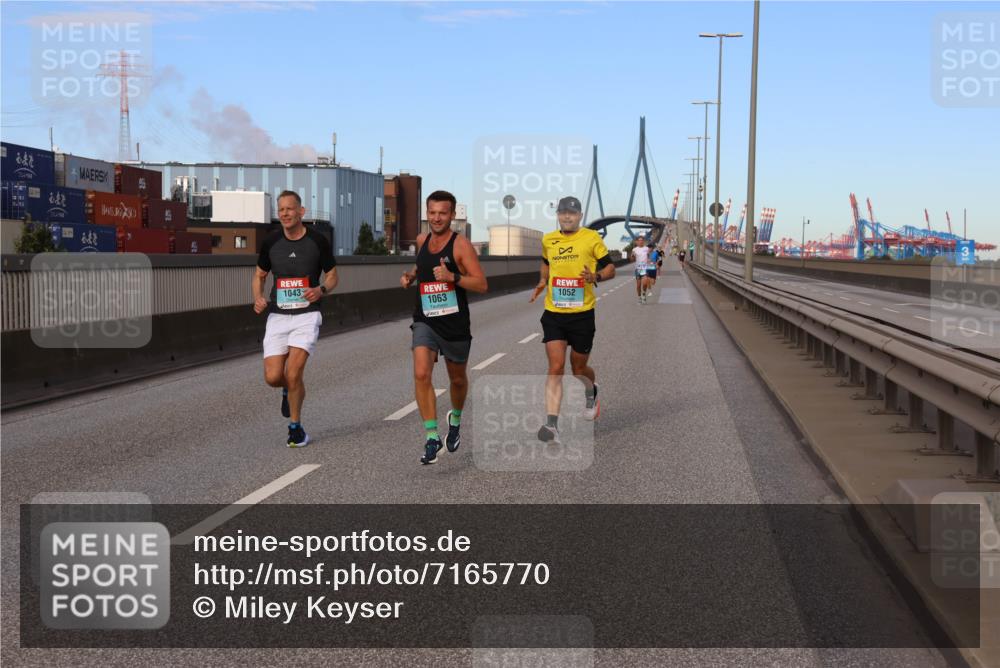 03.10.2024 - Köhlbrandbrückenlauf Miley Keyser http://msf.ph/oto/7165770 03.10.2024 09:37:36 Position 3 1043, 1063, 1052 meine-sportfotos.de