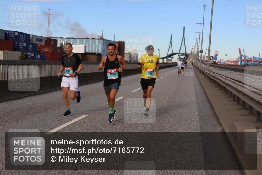 03.10.2024 - Köhlbrandbrückenlauf Miley Keyser http://msf.ph/oto/7165772 03.10.2024 09:37:36 Position 3 1043, 1063, 1052 meine-sportfotos.de