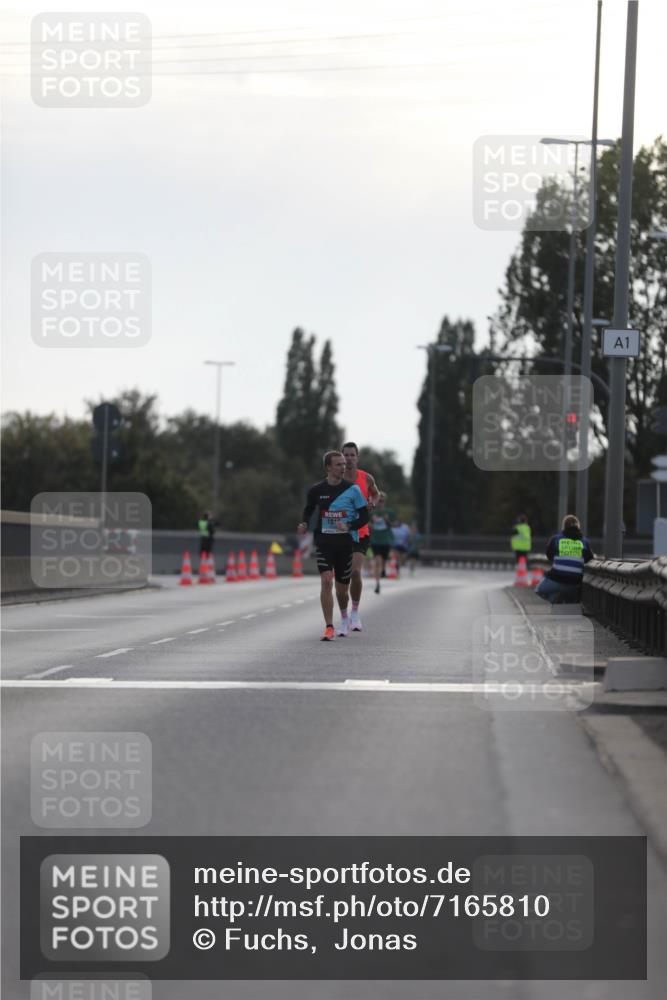 03.10.2024 - Köhlbrandbrückenlauf Fuchs,  Jonas http://msf.ph/oto/7165810 03.10.2024 09:09:15 Position 3 10, 1 meine-sportfotos.de