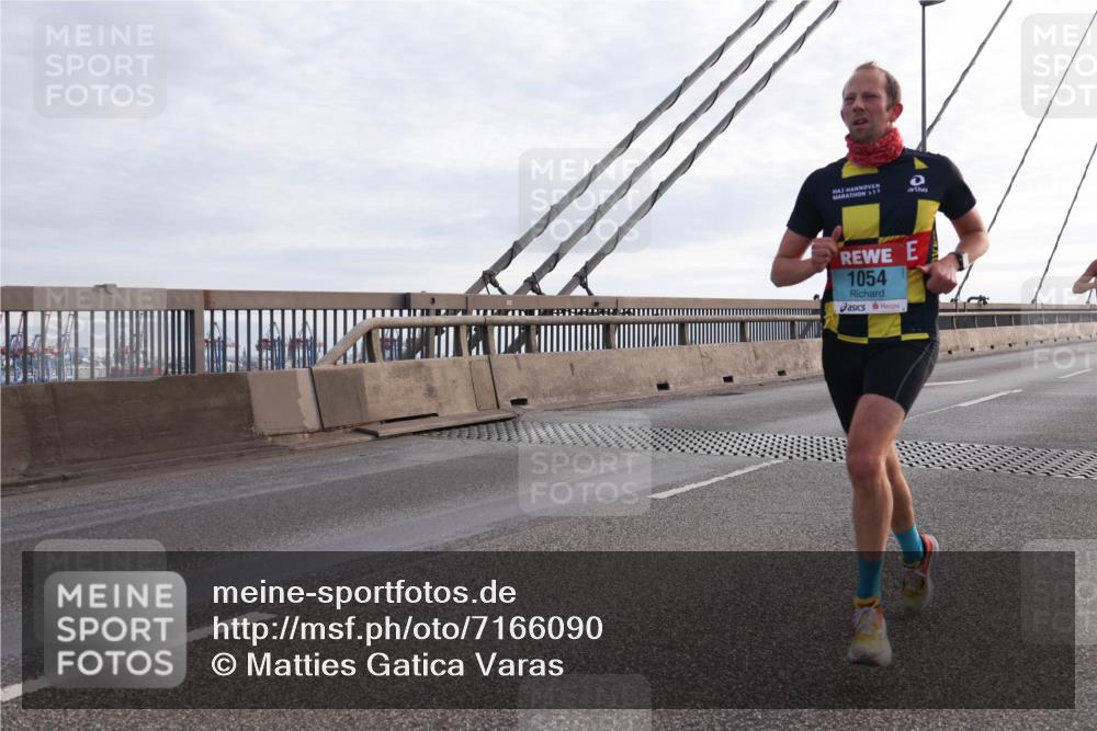 03.10.2024 - Köhlbrandbrückenlauf Matties Gatica Varas http://msf.ph/oto/7166090 03.10.2024 09:19:05 Position 2 3, 1054 meine-sportfotos.de