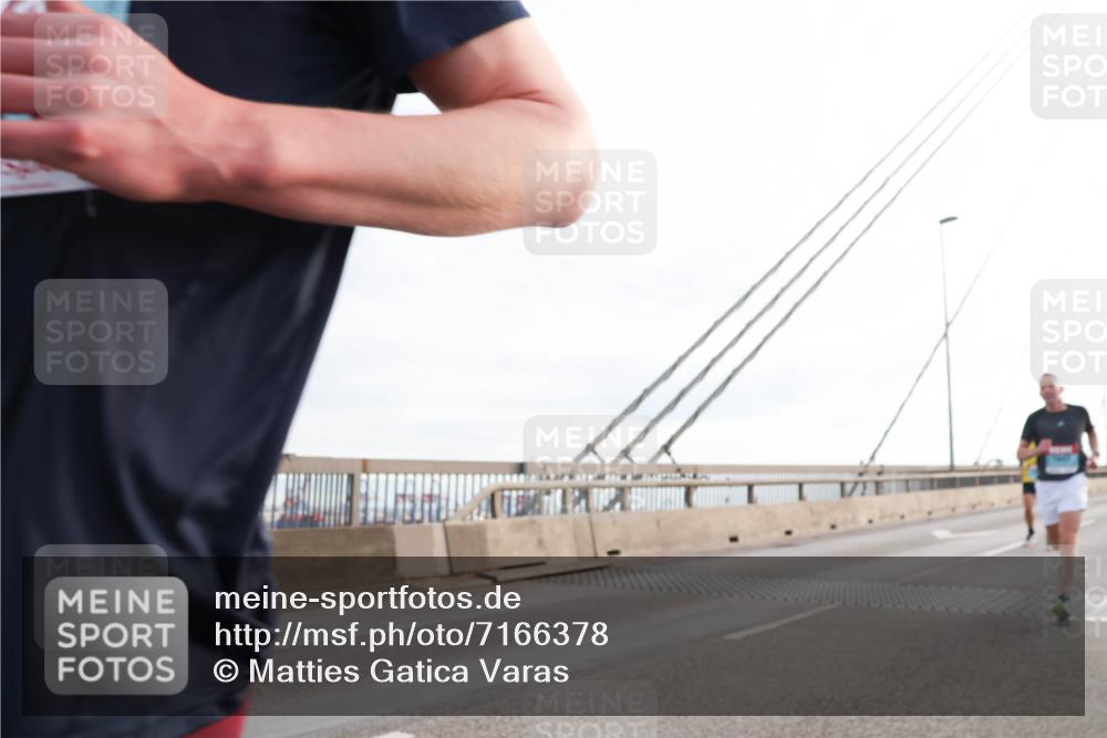 03.10.2024 - Köhlbrandbrückenlauf Matties Gatica Varas http://msf.ph/oto/7166378 03.10.2024 09:19:23 Position 2  meine-sportfotos.de
