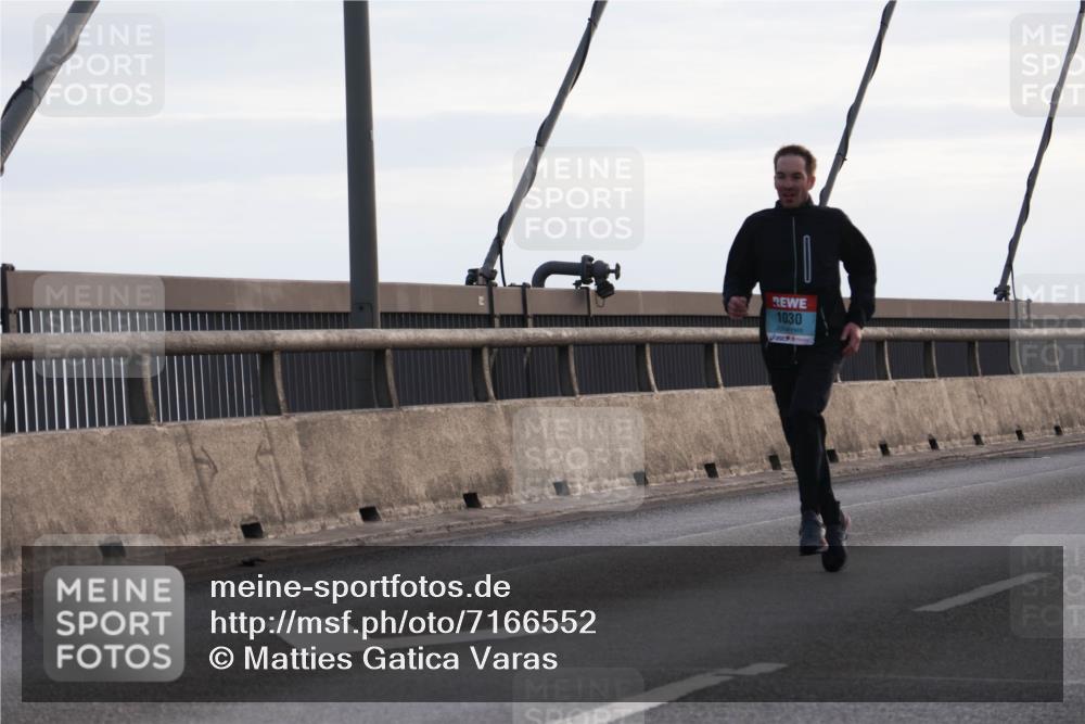 03.10.2024 - Köhlbrandbrückenlauf Matties Gatica Varas http://msf.ph/oto/7166552 03.10.2024 09:19:42 Position 2 1030 meine-sportfotos.de