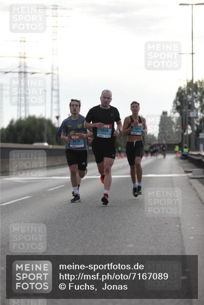 03.10.2024 - Köhlbrandbrückenlauf Fuchs,  Jonas http://msf.ph/oto/7167089 03.10.2024 09:10:05 Position 3 3676, 1020, 1047 meine-sportfotos.de