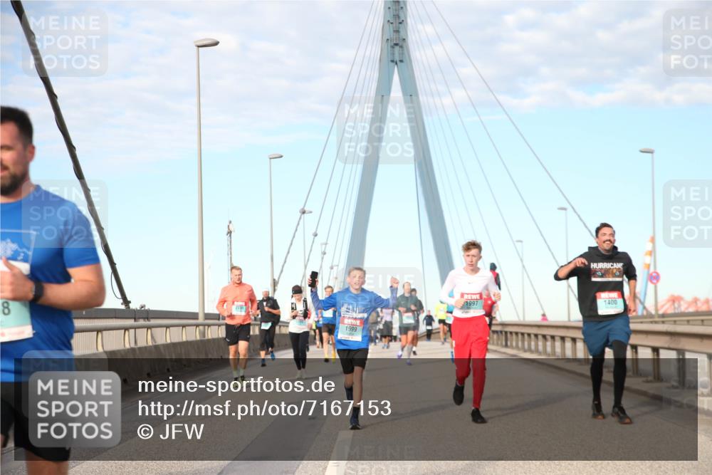 03.10.2024 - Köhlbrandbrückenlauf Jannik Wohlers http://msf.ph/oto/7167153 03.10.2024 09:42:03 Position 2 80, 2230, 1999, 1997, 1400 meine-sportfotos.de