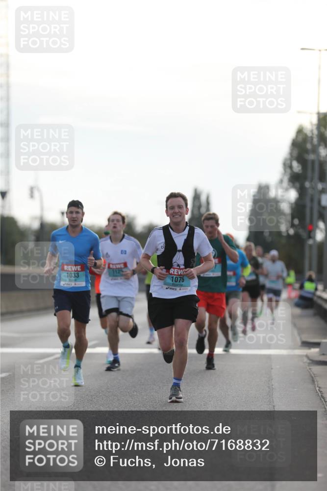 03.10.2024 - Köhlbrandbrückenlauf Fuchs,  Jonas http://msf.ph/oto/7168832 03.10.2024 09:11:10 Position 3 1033, 1125, 1076 meine-sportfotos.de