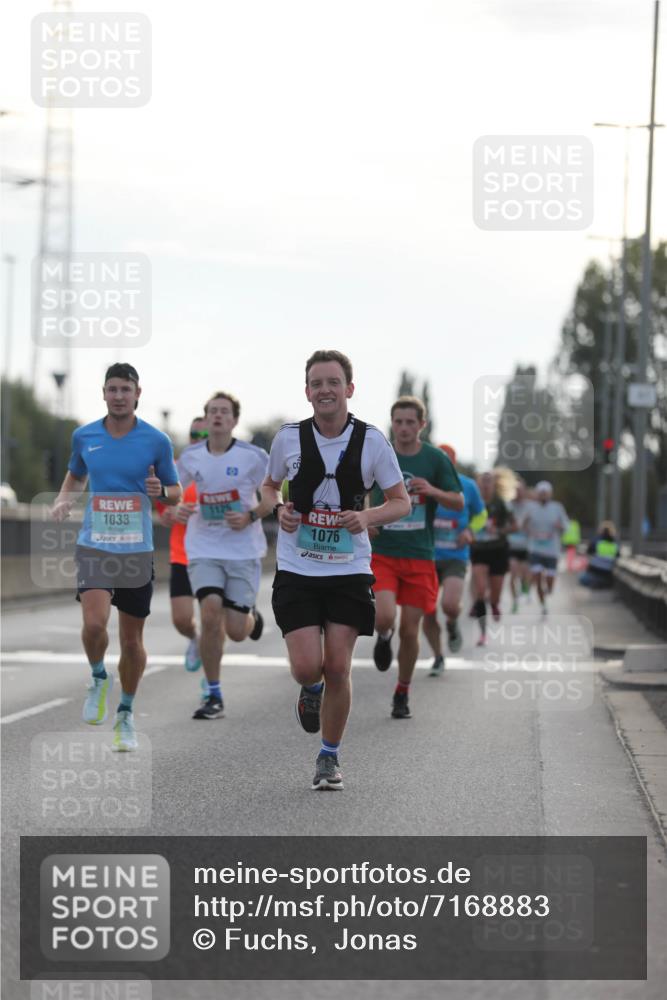 03.10.2024 - Köhlbrandbrückenlauf Fuchs,  Jonas http://msf.ph/oto/7168883 03.10.2024 09:11:11 Position 3 1033, 1125, 1076 meine-sportfotos.de