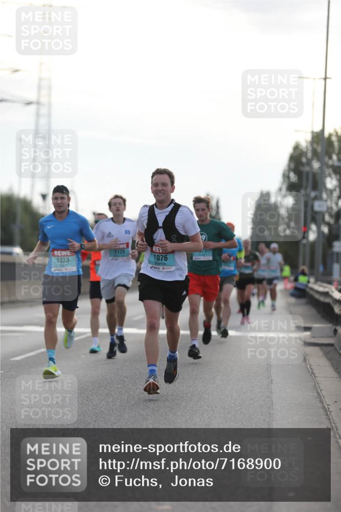 03.10.2024 - Köhlbrandbrückenlauf Fuchs,  Jonas http://msf.ph/oto/7168900 03.10.2024 09:11:11 Position 3 1033, 1125, 1076 meine-sportfotos.de