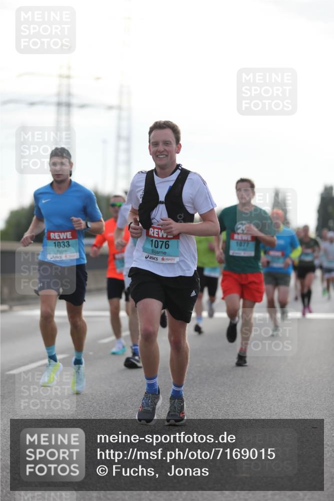 03.10.2024 - Köhlbrandbrückenlauf Fuchs,  Jonas http://msf.ph/oto/7169015 03.10.2024 09:11:12 Position 3 1033, 1076, 2, 1077 meine-sportfotos.de