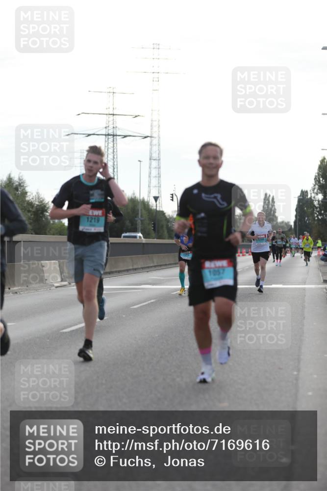 03.10.2024 - Köhlbrandbrückenlauf Fuchs,  Jonas http://msf.ph/oto/7169616 03.10.2024 09:11:25 Position 3 1219, 1335, 1057, 1380 meine-sportfotos.de
