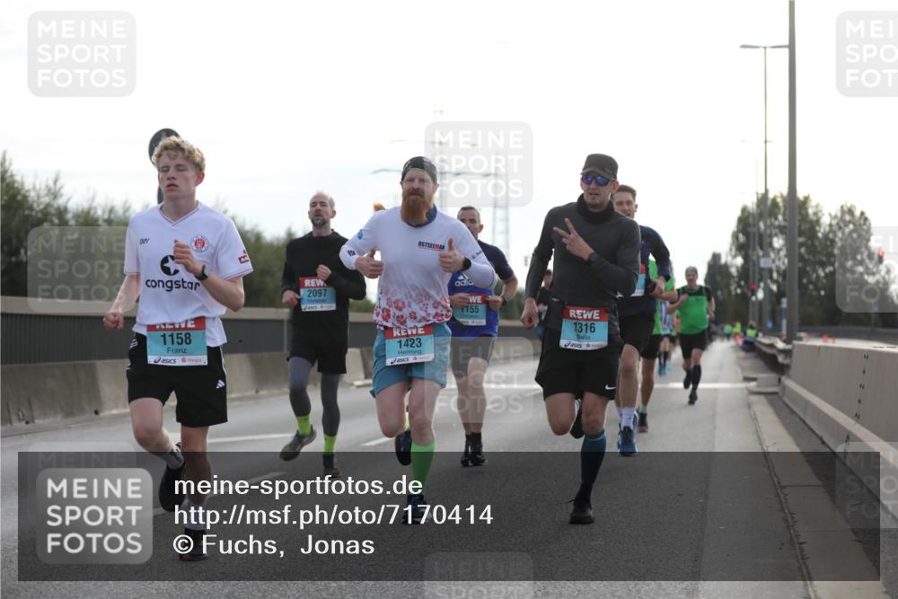 03.10.2024 - Köhlbrandbrückenlauf Fuchs,  Jonas http://msf.ph/oto/7170414 03.10.2024 09:11:49 Position 3 2097, 1158, 1423, 1155, 1316 meine-sportfotos.de