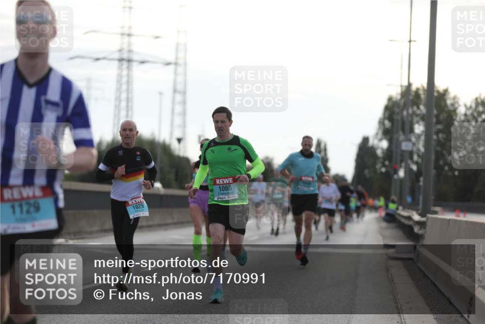 03.10.2024 - Köhlbrandbrückenlauf Fuchs,  Jonas http://msf.ph/oto/7170991 03.10.2024 09:11:57 Position 3 1129, 1029, 1065 meine-sportfotos.de