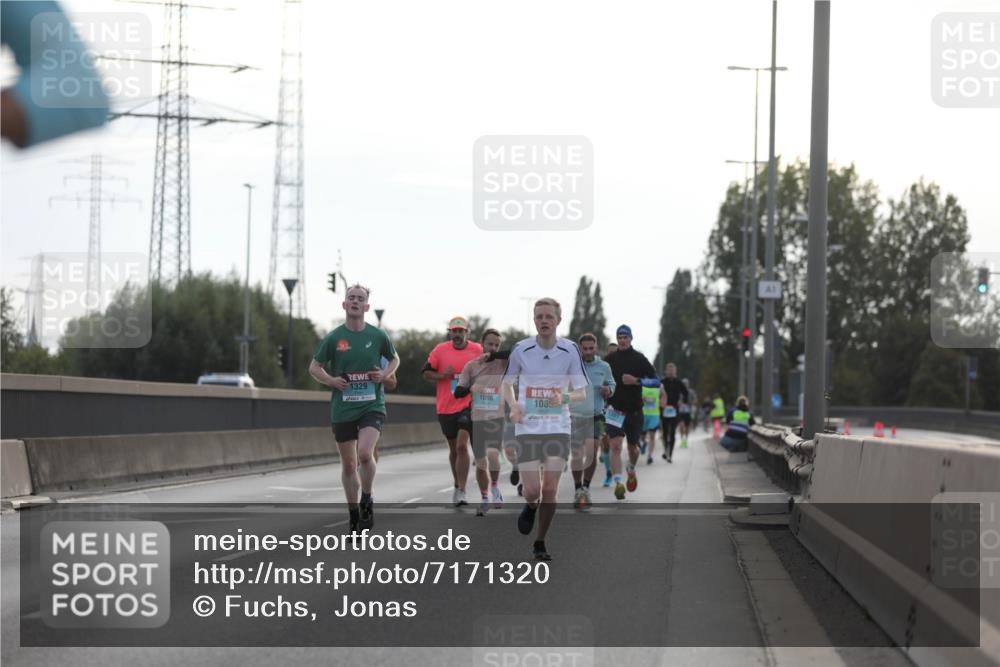 03.10.2024 - Köhlbrandbrückenlauf Fuchs,  Jonas http://msf.ph/oto/7171320 03.10.2024 09:12:02 Position 3 1329, 1098, 1085 meine-sportfotos.de