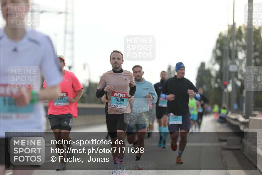 03.10.2024 - Köhlbrandbrückenlauf Fuchs,  Jonas http://msf.ph/oto/7171628 03.10.2024 09:12:06 Position 3 717, 1000, 1361, 1098, 1301 meine-sportfotos.de