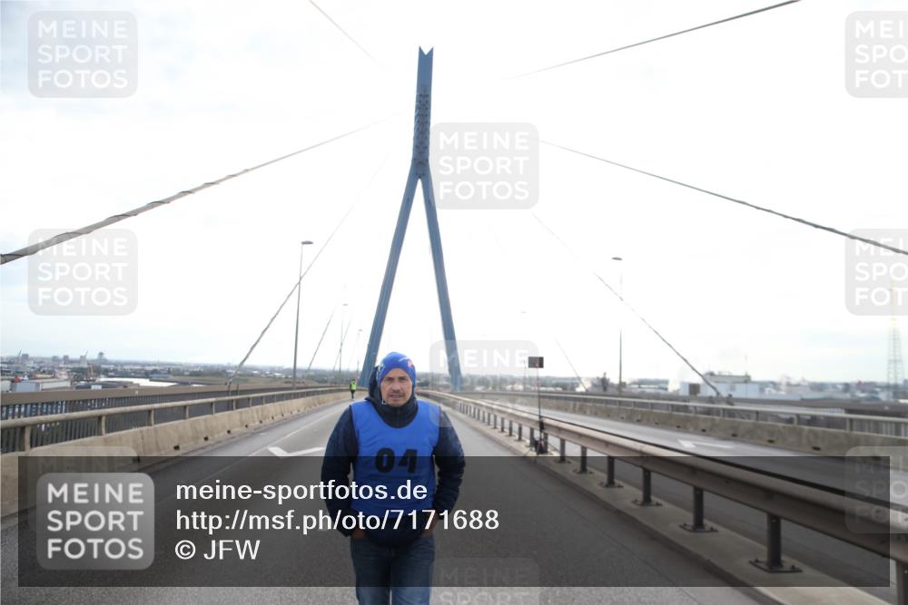 03.10.2024 - Köhlbrandbrückenlauf Jannik Wohlers http://msf.ph/oto/7171688 03.10.2024 09:06:25 Position 1 04, 111 meine-sportfotos.de