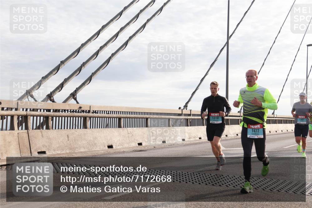 03.10.2024 - Köhlbrandbrückenlauf Matties Gatica Varas http://msf.ph/oto/7172668 03.10.2024 09:21:57 Position 2 1310, 1472, 1307 meine-sportfotos.de