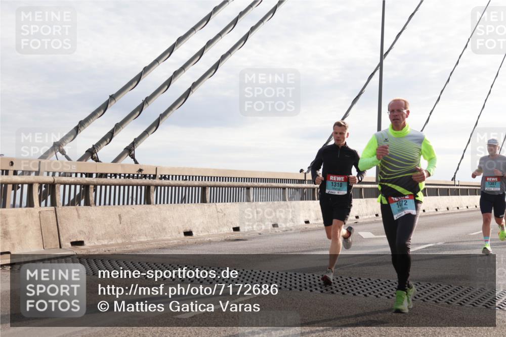 03.10.2024 - Köhlbrandbrückenlauf Matties Gatica Varas http://msf.ph/oto/7172686 03.10.2024 09:21:57 Position 2 1310, 1472, 1307 meine-sportfotos.de