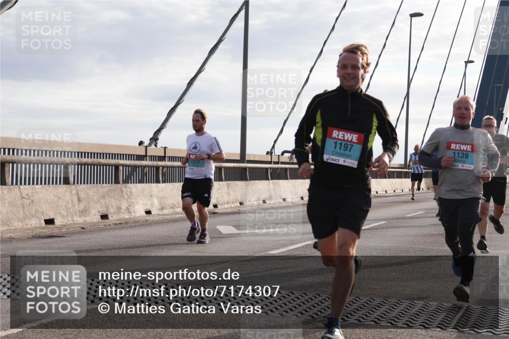 03.10.2024 - Köhlbrandbrückenlauf Matties Gatica Varas http://msf.ph/oto/7174307 03.10.2024 09:22:32 Position 2 1217, 1197, 1139 meine-sportfotos.de