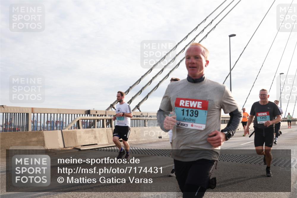 03.10.2024 - Köhlbrandbrückenlauf Matties Gatica Varas http://msf.ph/oto/7174431 03.10.2024 09:22:34 Position 2 26, 1217, 1139, 1343 meine-sportfotos.de