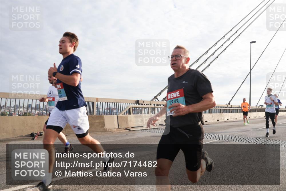 03.10.2024 - Köhlbrandbrückenlauf Matties Gatica Varas http://msf.ph/oto/7174482 03.10.2024 09:22:35 Position 2 217, 1343, 1438 meine-sportfotos.de