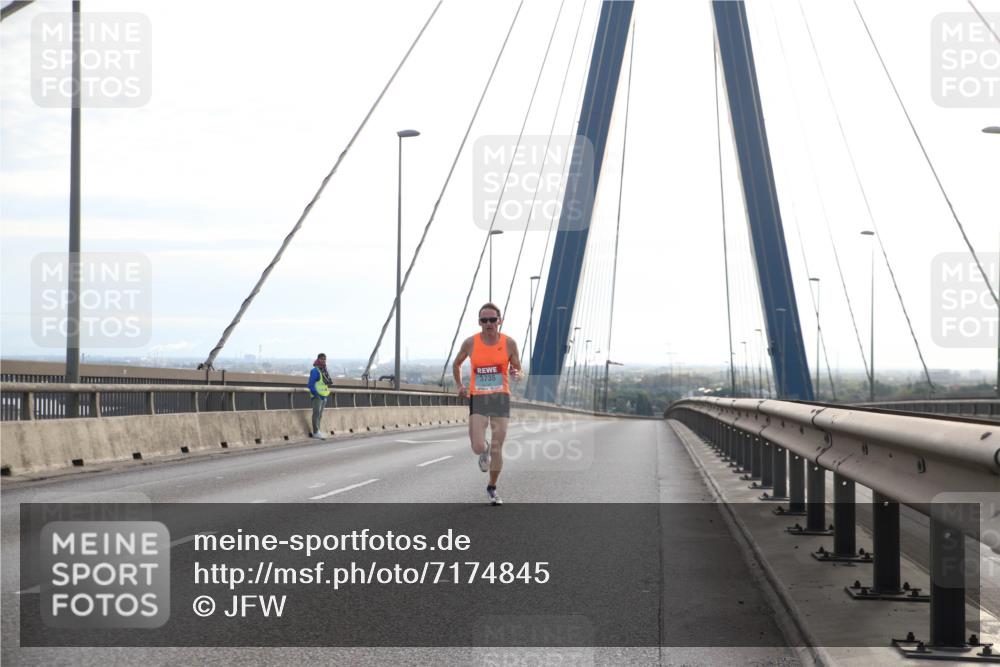 03.10.2024 - Köhlbrandbrückenlauf Jannik Wohlers http://msf.ph/oto/7174845 03.10.2024 09:14:43 Position 1 3735 meine-sportfotos.de