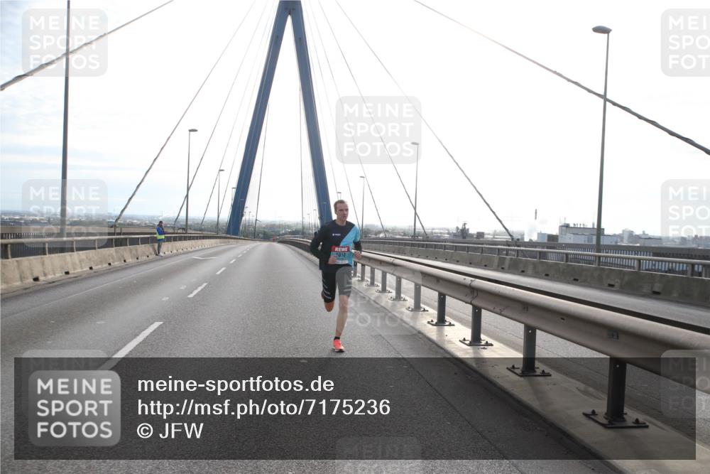 03.10.2024 - Köhlbrandbrückenlauf Jannik Wohlers http://msf.ph/oto/7175236 03.10.2024 09:15:37 Position 1 1010 meine-sportfotos.de