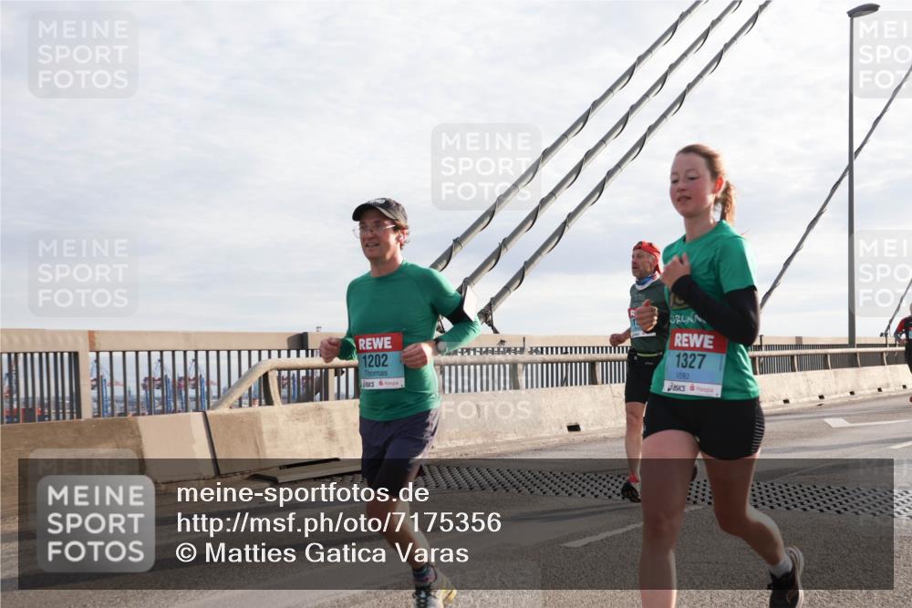 03.10.2024 - Köhlbrandbrückenlauf Matties Gatica Varas http://msf.ph/oto/7175356 03.10.2024 09:22:52 Position 2 1202, 1327 meine-sportfotos.de
