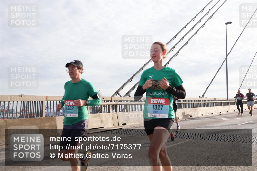 03.10.2024 - Köhlbrandbrückenlauf Matties Gatica Varas http://msf.ph/oto/7175377 03.10.2024 09:22:52 Position 2 1202, 1327 meine-sportfotos.de