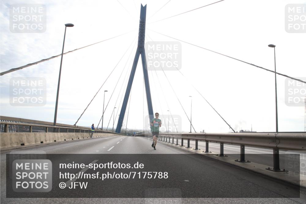03.10.2024 - Köhlbrandbrückenlauf Jannik Wohlers http://msf.ph/oto/7175788 03.10.2024 09:16:20 Position 1  meine-sportfotos.de