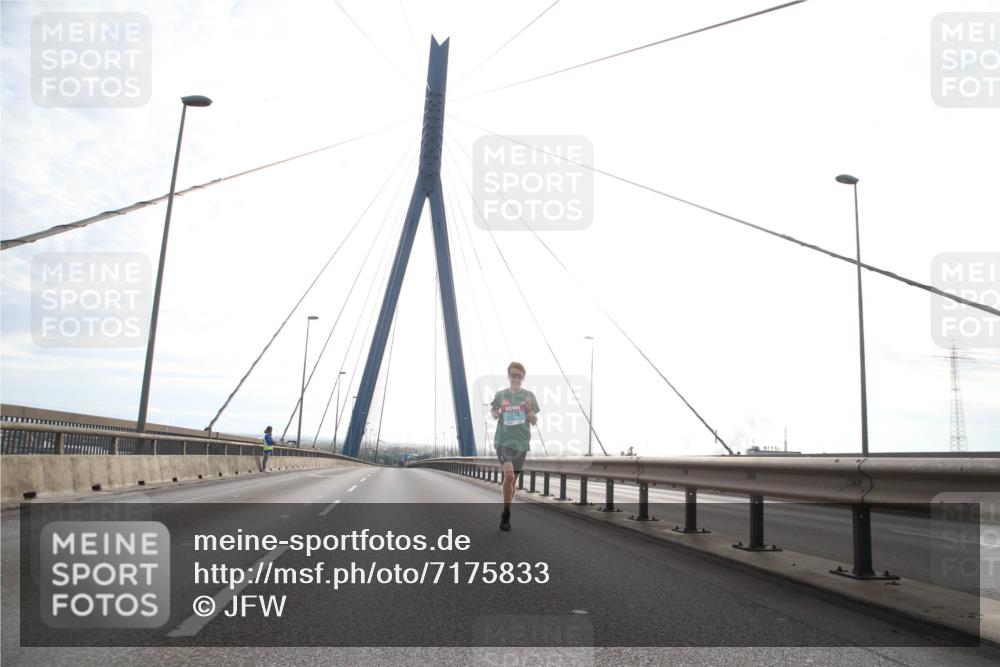 03.10.2024 - Köhlbrandbrückenlauf Jannik Wohlers http://msf.ph/oto/7175833 03.10.2024 09:16:21 Position 1 1038 meine-sportfotos.de