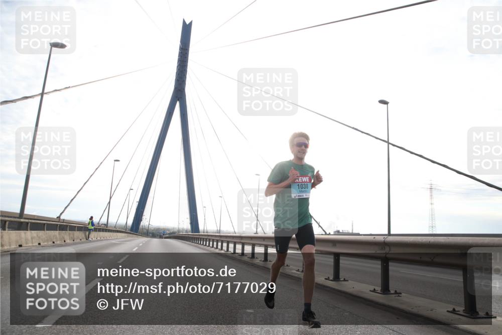 03.10.2024 - Köhlbrandbrückenlauf Jannik Wohlers http://msf.ph/oto/7177029 03.10.2024 09:16:22 Position 1 1038 meine-sportfotos.de