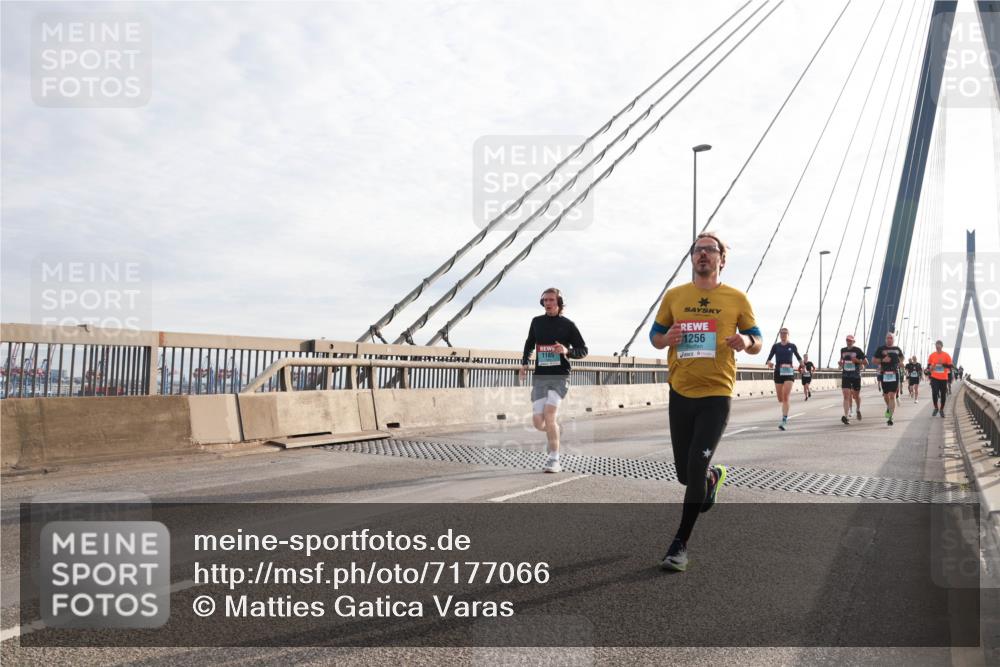 03.10.2024 - Köhlbrandbrückenlauf Matties Gatica Varas http://msf.ph/oto/7177066 03.10.2024 09:23:26 Position 2 1185, 1256 meine-sportfotos.de
