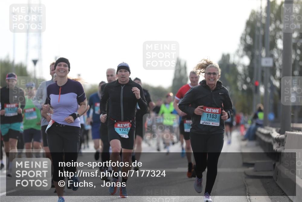 03.10.2024 - Köhlbrandbrückenlauf Fuchs,  Jonas http://msf.ph/oto/7177324 03.10.2024 09:14:45 Position 3 1472, 1728, 1103 meine-sportfotos.de
