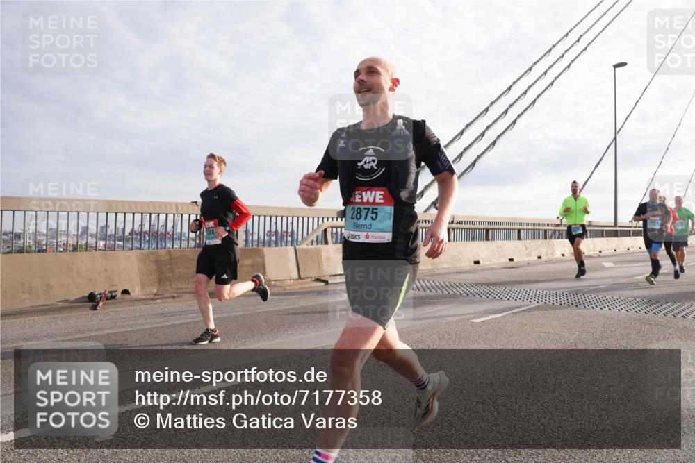 03.10.2024 - Köhlbrandbrückenlauf Matties Gatica Varas http://msf.ph/oto/7177358 03.10.2024 09:23:34 Position 2 1344, 2875, 3468 meine-sportfotos.de