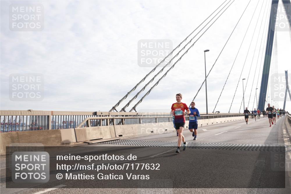 03.10.2024 - Köhlbrandbrückenlauf Matties Gatica Varas http://msf.ph/oto/7177632 03.10.2024 09:23:38 Position 2 3737, 1447 meine-sportfotos.de