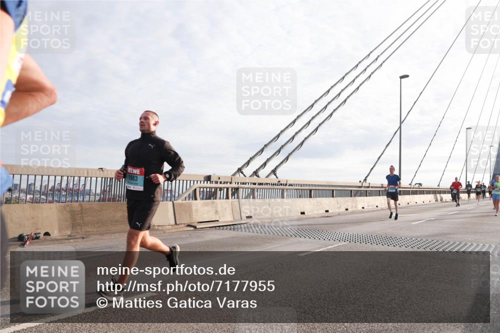 03.10.2024 - Köhlbrandbrückenlauf Matties Gatica Varas http://msf.ph/oto/7177955 03.10.2024 09:23:44 Position 2 1983 meine-sportfotos.de