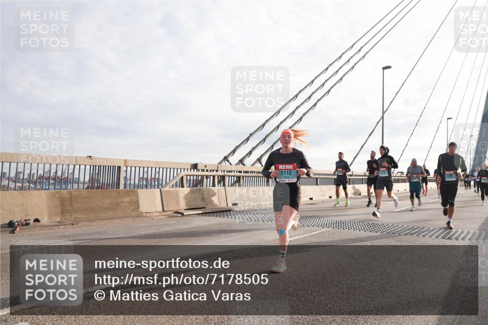 03.10.2024 - Köhlbrandbrückenlauf Matties Gatica Varas http://msf.ph/oto/7178505 03.10.2024 09:23:52 Position 2 026666666, 1112, 1572, 1350 meine-sportfotos.de